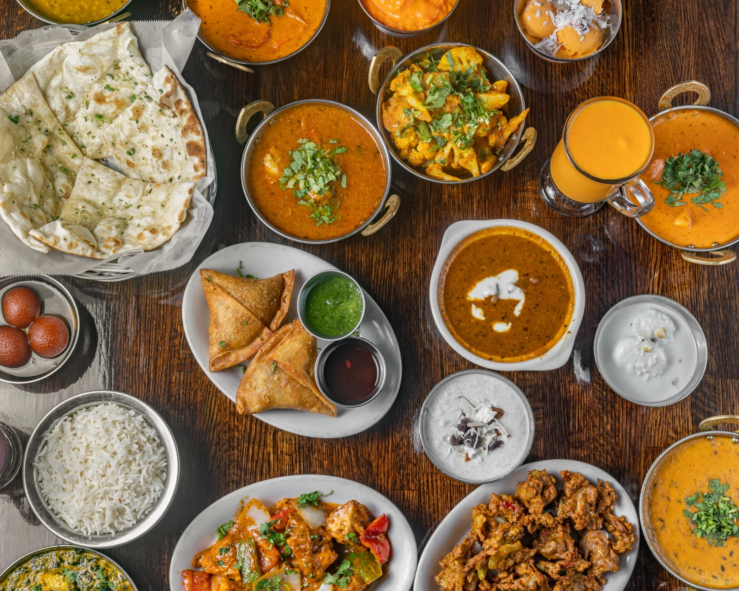 Crispy samosas with chutneys